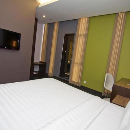Plan B Hotel Padang  Exterior foto