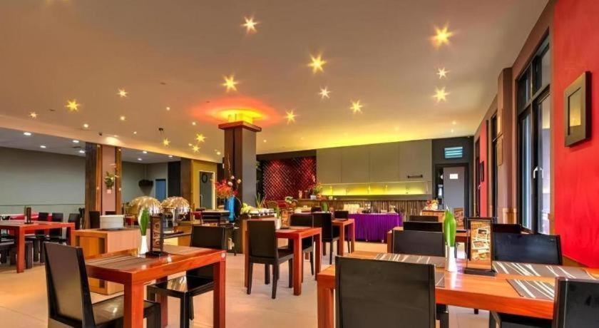 Plan B Hotel Padang  Exterior foto