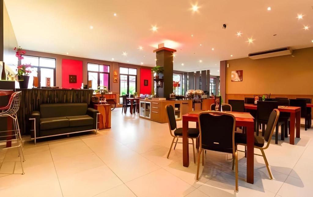 Plan B Hotel Padang  Exterior foto