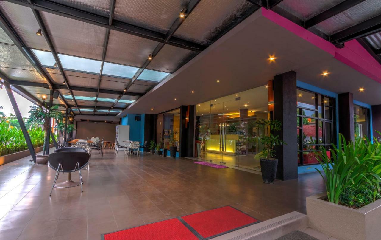 Plan B Hotel Padang  Exterior foto